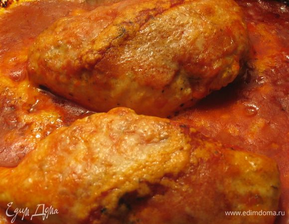 
.Перед подачей на стол, покрошить базиликом, полить обильно соусом в котором она запекалась :)).