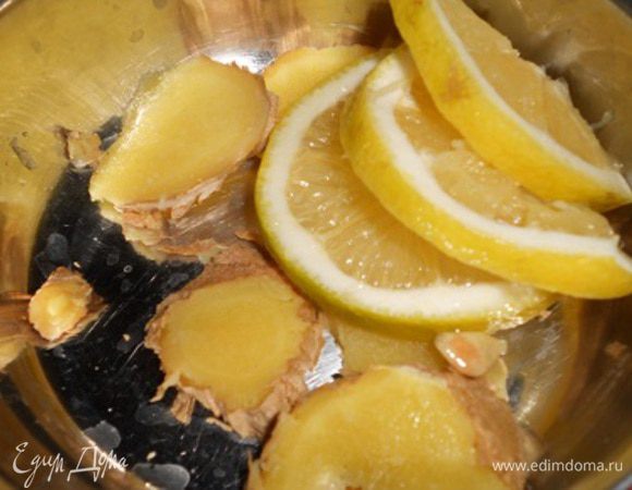 Для начала в мисочку нарезать пластиночками имбирь и 3 дольки лимона - остальной лимон кладем в уже готовый глинтвейн.