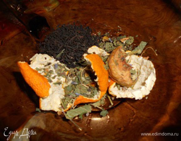 В заварник кладем чай,лаванду и мандариновые корочки.