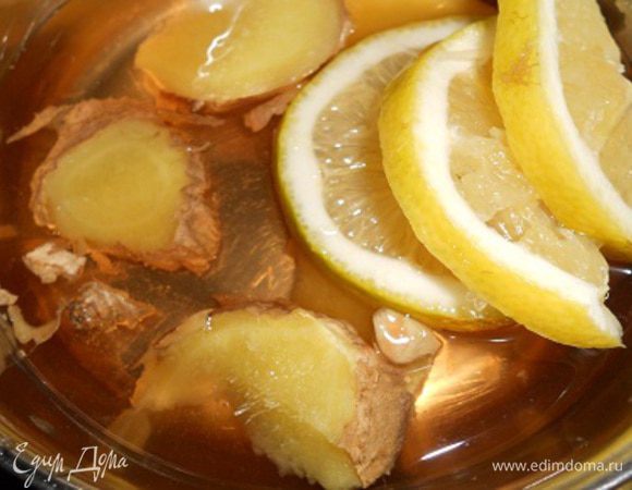 Имбирь с лимоном залить вином и дать постоять 10 минут.