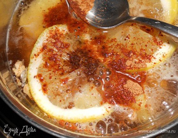 В вино с имбирем и лимоном добавить все специи и довести до кипения, снять с огня и влить к чаю в заварник.Тмин хорошо перемеливается вместе с душистым перцем горошком.