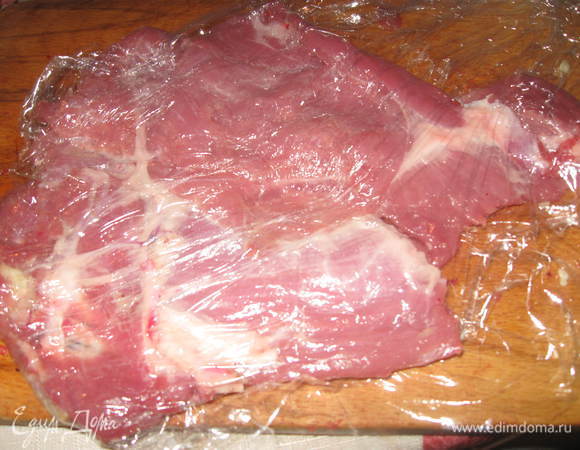 Филе  отбить через пищевую пленку.. Затем замариновать: посолить, поперчить, натереть чесноком, припудрить сухим розмарином, сбрызнуть лимонным соком.
Поставить в холодильник на 2 часа.
