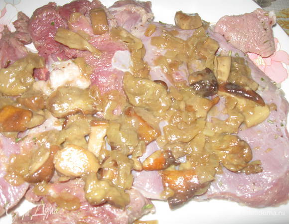 Начинку (грибы с луком) положить на филе,  так же поступить с другой начинкой.
