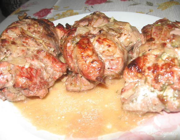 Разогреть духовку до 200 градусов. В противень налить  горячий бульон, смешанный с сухим белым вином. Через 20 минут снизить температуру до 180 градусов.
Рулеты периодически поливать жидкостью с противня. Время нахождения рулетов в духовке приблизительно равно 1 часу. Проверяйте деревянной палочкой или вилкой, прокалывая рулет- до светлого сока.
Вот такие симпатяшки вышли.

