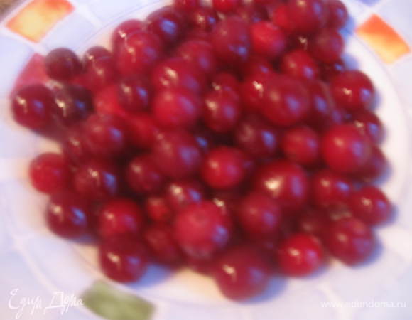 Приготовьте из клюквы и сахара соус
 Сполосните ягоды и выложите их в кастрюлю или сковородку, в которой будете готовить соус . Замороженные ягоды размораживать не нужно.  Апельсин хорошо помыть. Натрите цедру  и добавьте ее к ягодам. Выдавите сок из  апельсина и тоже добавьте в посуду. Добавьте воду и коньяк. Дайте смеси прокипеть на слабом огне 5-10 минут.
