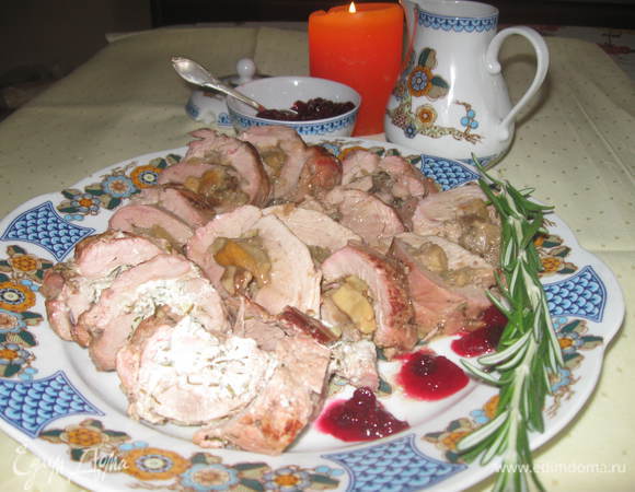 Подавать рулеты, порезав, в горячем виде, украсив  подогретое блюдо веточкой розмарина, кляксами клюквенного соуса, сбрызнув бульоном с противня.  В соусниках подать горячий бульон с противня,  а также клюквенный соус.