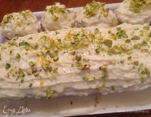 Разогреть духовку 180 С. Смешать вместе сливочное масло, сахар и мед. По одному добавить яйца,  взбивая тщательно, добавить розмарин. Цедру целого апельсина, далее ножом до мякоти срезать кожуру, и мякоть апельсина вырезать по долькам, мякоть в кекс, отжать оставшийся сок в кекс, сердцевину апельсина  выкинуть,тщательно перемешать, чтобы апельсин распределился равномерно. 