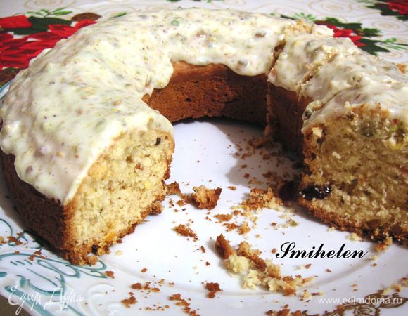 Добавить, перемешанные между собой, разрыхлитель и муку, и потом добавить молоко.  Тесто должно получиться не слишком густым, но и не жидким. Форму заполнять тестом на половину. Выпекать при температуре 180 градусов 45 минут. поглядывая за кексом, и возможно, накрыть его после 25 минут фольгой, чтобы не подгорел.