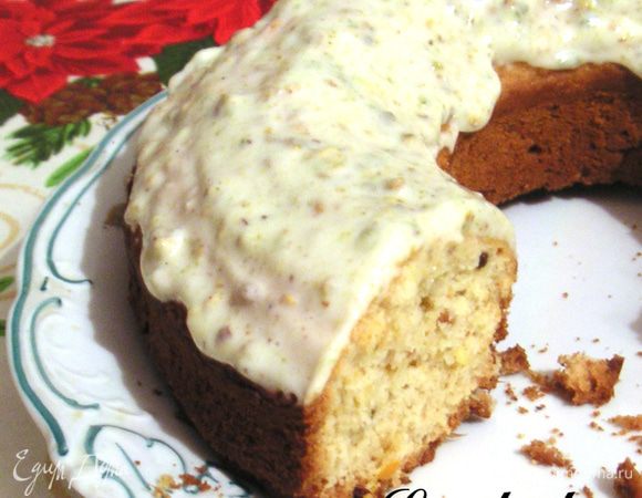 Охладить кекс. тем временем сделать крем: смешать сахарную пудру, масло, сыр и сливки, варить одну минуту пока крем не начнет пузыриться, остудить и выложить на кекс, сверху посыпать оставшимися фисташками. 