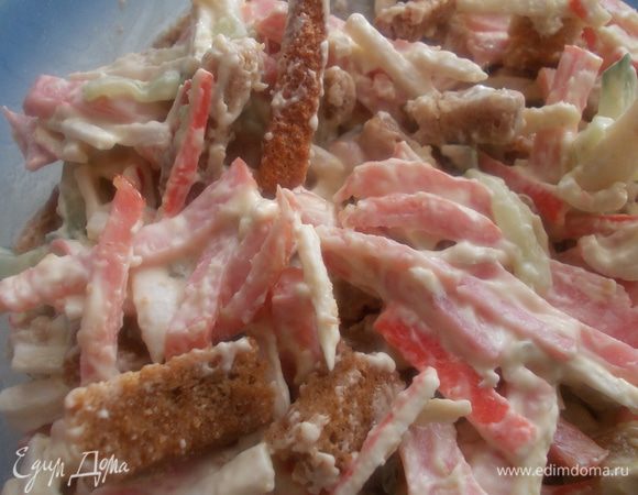 Все ингредиенты порезать соломкой и заправить майонезом. 