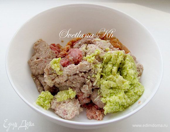 Для фарша измельчить все составляющие в блендере или прокрутить через мясорубку. Добавить специи, соль, перец.