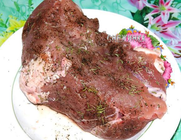 Свинину вымыть, посолить, поперчить, приправить листиками тимьяна. Можно так оставить на час или ночь или готовить сразу же.