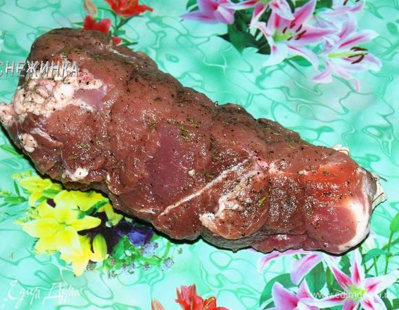 Перевязываем кусок ниткой (обычной швейной), придавая ему округлую форму.