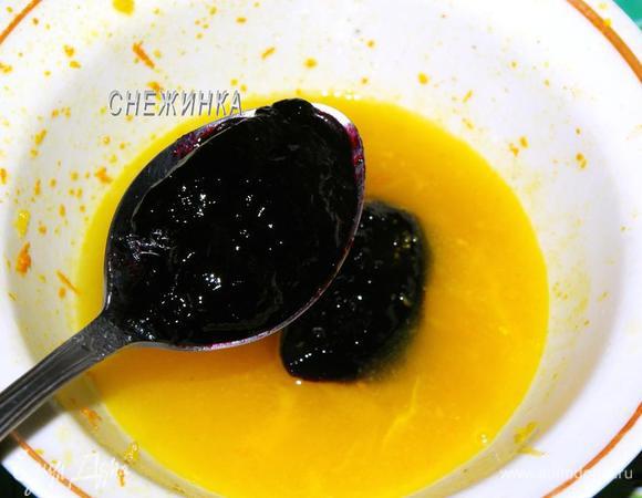 Для глазури натираем цедру апельсина, затем выдавливаем сок, добавляем смородиновое желе.