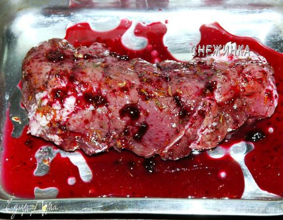 В форму для запекания наливаем немного растительного масла. Кладём мясо. Сверху равномерно поливаем кусок половиной глазури. Ставим запекаться при 220С на 2 часа. Через 1 час поливаем мясо оставшейся половиной глазури. За всё время запекания периодически поливаем мясо выделяющимся соком.