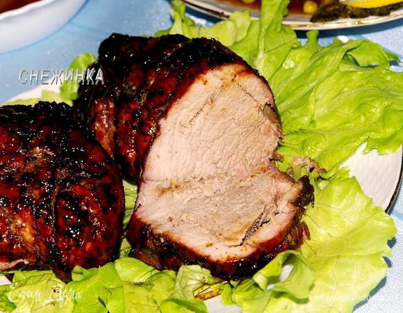 С готового мяса срезаем нитку. Подаём в горячем виде.