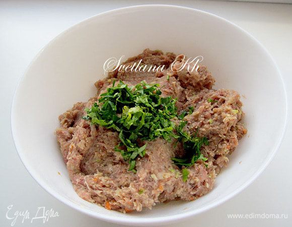 Зелень измельчить и добавить к фаршу. Хорошенько вымешать. Я еще и в фарш добавляю зубчик чеснока, но это по желанию.