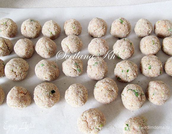 Сформировать тефтельки, величиной с грецкий орех. Обвалять из в сухарях или муке. Вот такие солдатики....)