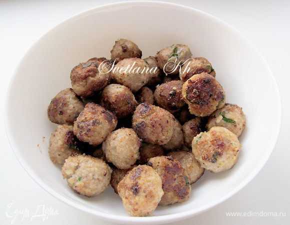 Обжарить тефтельки в растительном масле. Выложить.