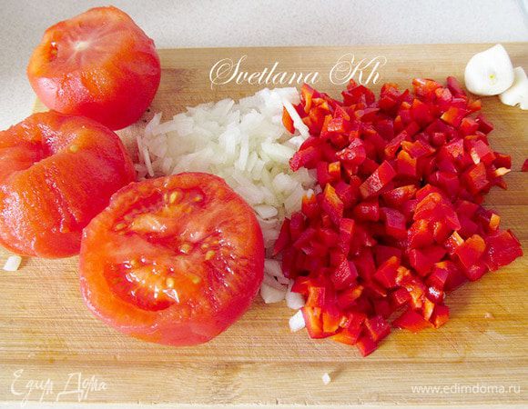 Для соуса измельчить все составляющие. Лук и чеснок поджарить до прозрачности. Добавить перец и помидоры. 