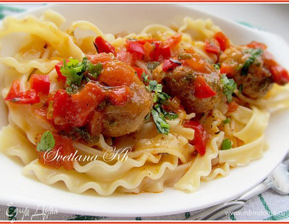 Тефтели залить  готовым соусом и дать им потомиться 10-15 минут. Посыпать зеленью.
Подавать с отварной пастой. Соус получается остро-кисло-сладким, с запахом трав и приправ....