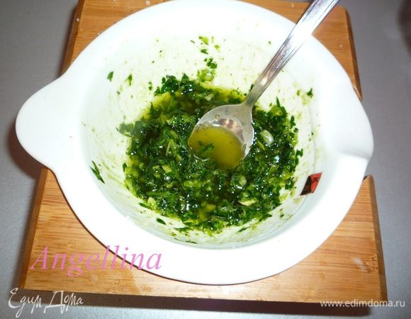 Добавить растительное масло. Все тщательно растереть, чтобы масло приобрело зеленый оттенок