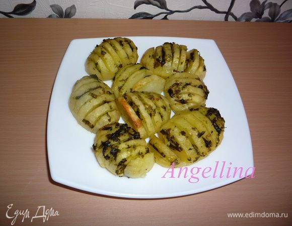 ... а можно аккуратно достать картофель из фольги и выложить на блюда, полив оставшимся в фольге чесночным соусом.