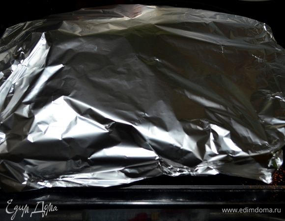 Мясо завернуть в два слоя фольги  с блюдом. Заворачивать не натягивая фольгу,посвободней,но герметично.Пакет с мясом положить в холодильник на несколько часов подмариноваться.