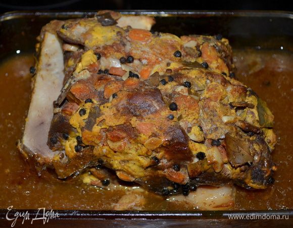 Нагреть духовку до 220 гр. Поставить пакет с мясом на сред.полку и запекать примерно 20 - 30 мин.,затем сбавить тем-ру до 190 гр.и запекать примерно 1 час на каждый кг. За 15 - 20 мин.до окончания,уменьшить нагрев до 150 гр.,развернуть фольгу и  поливать периодически выделяющим соком нашу буженину.