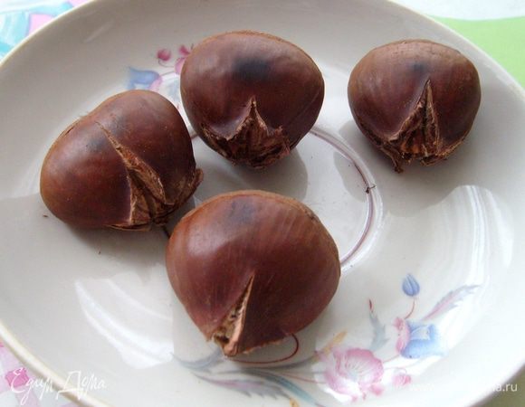 На каштане сделать по две насечки (крест накрест). Выложить на противень, сбрызнуть водой и поставить в разогретую до 220 С духовку на самый низкий уровень на 20 мин. (один раз перевернуть). Остудить и почистить.