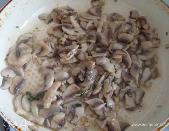 Добавить мелко порезанные грибы, обжарить. Добавить коньяк и тушить, пока жидкость не выпарится.