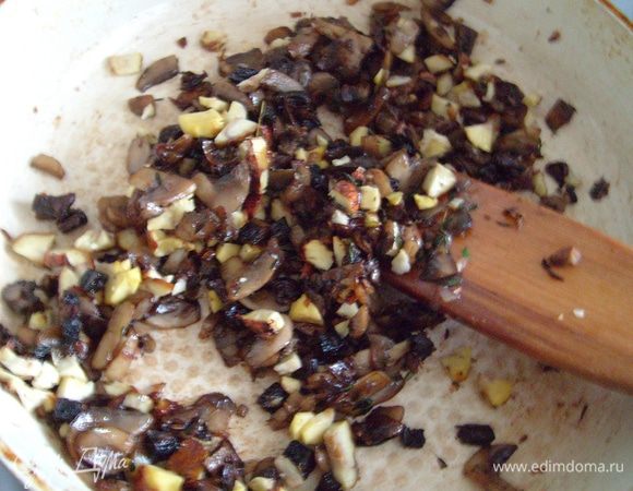 Размочить сушеные грибы и мелко нарезать, добавить к грибам. Туда же добавить мелко порубленные каштаны, измельченный фундук.