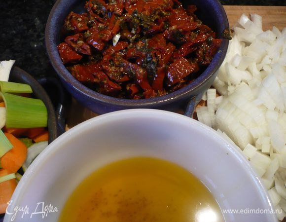 Орехи слегка обжариваем на сковороде без масла. Томыты кладем на сито, жидкость сохраняем. Травы промываем, обсушиваем и режем. Чеснок также режем. Сельдерей, морковь очищаем от кожуры и режем крупно. Лук-порей нарезаем также крупно. Репчатый лук режем на крупные кубики. 