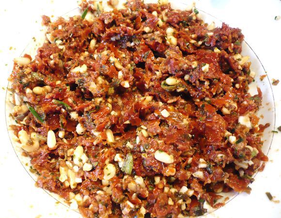 Укладываем томаты, орехи, травы и чеснок в блендер, измельчаем до состояния пасты, добавляя жидкость из томатов. Начинка готова. Солим и перчим по вкусу.