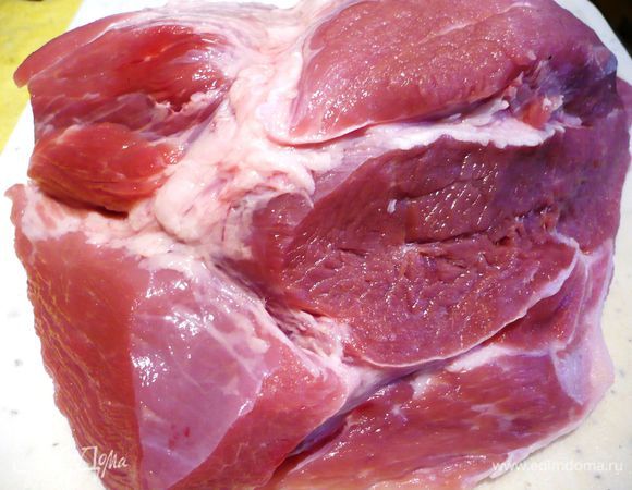 Мясо промываем, вытираем насухо полотенцем, срезаем отстающие пленки. Солим и перчим со всех сторон. Затем устанавливаем в какую сторону направлены волокна и кладем кусок так, чтобы волокна располагались перпендикулярно нам. 