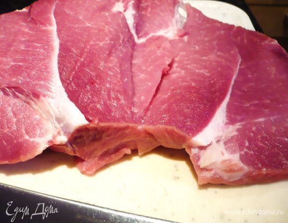 Отмеряем на глаз одну третью часть куска снизу (у меня мясо оказалось примерно 9 см шириной) и начинаем прорезать мясо ножом справа налево. Отводим ненадрезанную часть в сторону и слегка надрезаем кусок насколько возможно перпендикулярно сделанному разрезу (примерно на 2-3 см сверху вниз). Затем отмеряем половину от оставшегося ненадрезанного куска и снова прорезаем мясо почти до конца. 