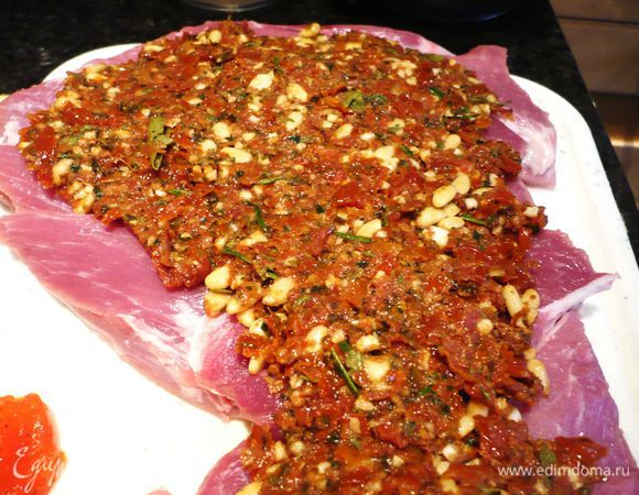 Задний край рулета оставляем примерно на 2 см свободным. 