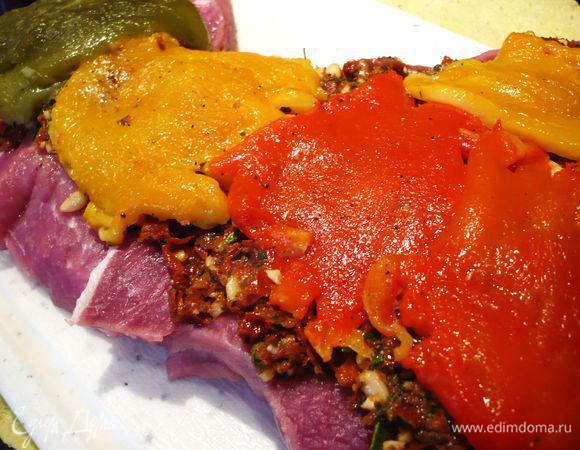 Сверху на начинку укладываем в один ряд перцы.