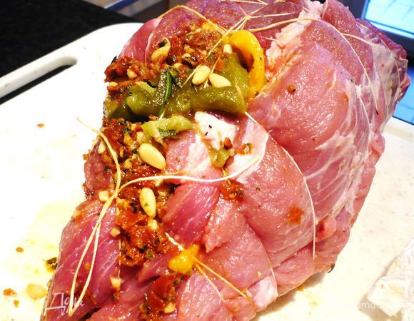 Сворачиваем рулет и закрепляем его туго специальной нитью.