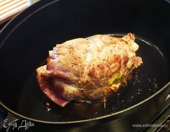 Духовку разогреваем до 180 градусов. Жаровню ставим сначала на плиту, даем ей нагреться и вливаем оливковое масло, в горячее масло кладем рулет. Обжариваем рулет со всех сторон. Вынимаем его. 