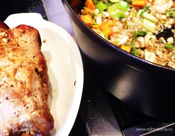 Кладем в жаровню овощи, обжариваем их. 