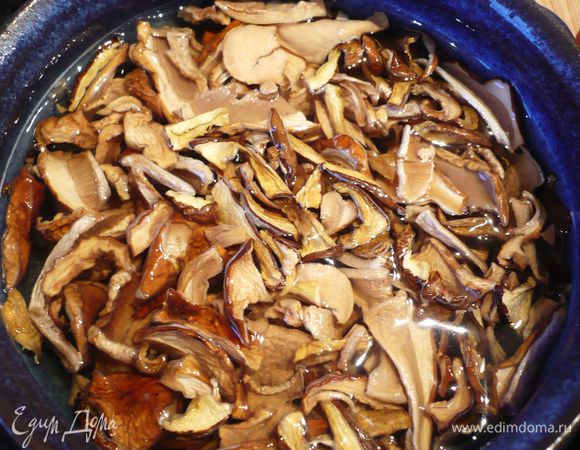 Во время готовки мяса замачиваем теплой водой грибы. 