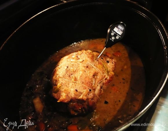 Когда мясо приготовилось (термометр, который мы втыкаем в рулет, должен показывать 80 градусов). 