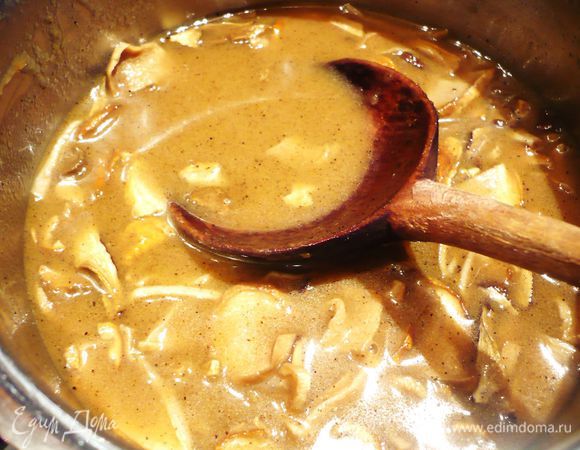 Затем сливаем воду из грибов (я ее сохранила, например, для готовки соусов), укладываем грибы в сотейник, заливаем их жидкостью из жаровни (у меня получилось примерно 250 мл), даем покипеть минут 10 на среднем огне и добавляем растворенный в холодной воде крахмал, мешаем до однородного густого состояния. Солим, перчим по вкусу. Снимаем с рулета нить и укладываем на доску или блюдо. Подаем горячим с грибным соусом. Приятного Вам аппетита!!!   