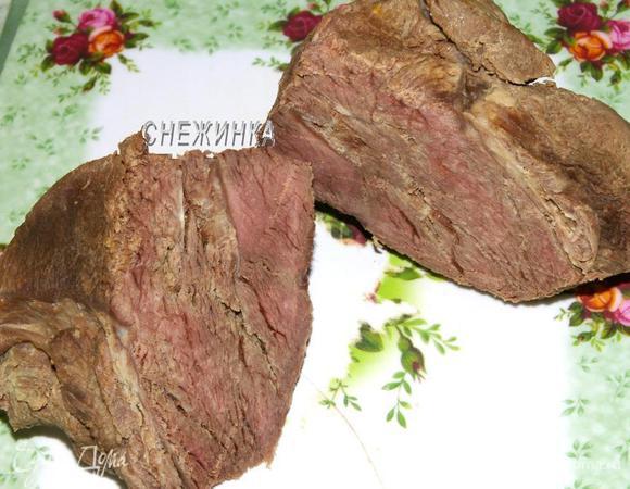 Отварить говядину в подсоленной воде. Сырой говядины понадобится где-то в 2 раза больше, потому что она хорошо уваривается.