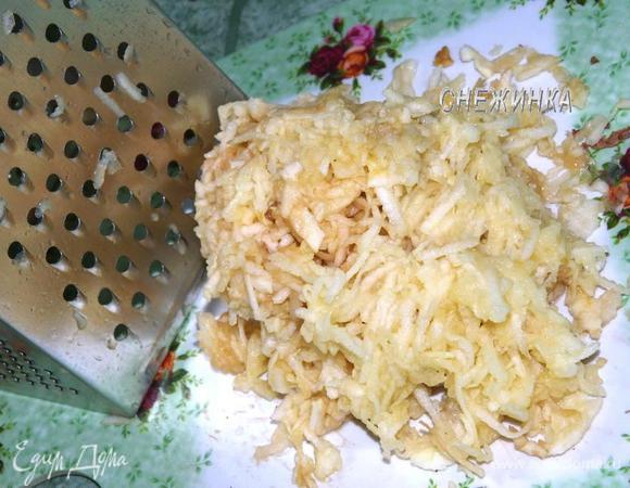 Натираем на крупной тёрке очищенное яблоко.
