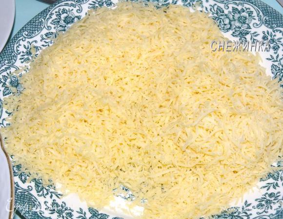 Сыр натираем на мелкой тёрке.