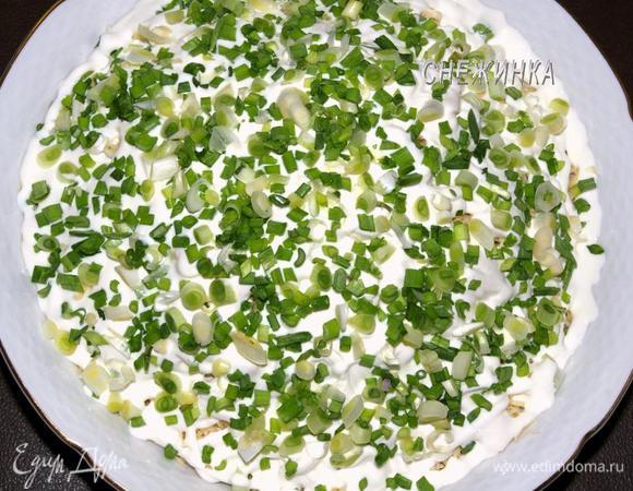 Посыпаем салат зелёным луком.