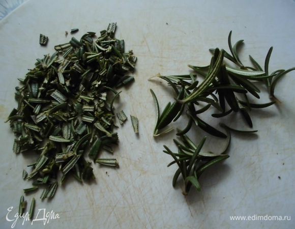Масло нарезать небольшими кубиками и положить в морозильник на 15 - 20 минут (или немного дольше охладить в холодильнике). С веточек розмарина снять листики, половину мелко нарубить, остальные оставить целыми. 