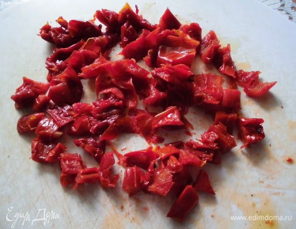 Помидоры просушить бумажным полотенцем и нарезать. Сыр натереть на мелкой терке. 